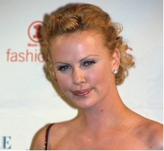 シャーリーズ・セロン、90年代に細眉のため「眉毛抜きすぎた」と後悔