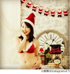 吉川友の&ldquo;エロサンタ&rdquo;に絶賛「もはや反則級！」「わがままボディ」。