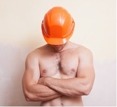 裸で自宅の工事していた男を逮捕