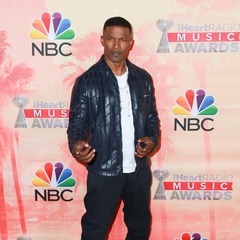 ジェイミー・フォックスが炎上車から男性救助、自宅前の道路で横転。