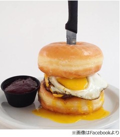 ドーナツで挟む強烈バーガー、米チェーンが朝メニューとして販売開始。