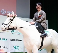 佐々木蔵之介、武豊騎手の実演指導のもと&ldquo;馬ロボ&rdquo;で騎手体験