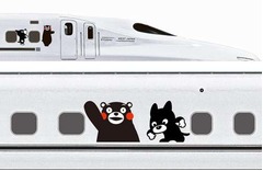 新幹線にくまモンラッピング、阿蘇駅名誉駅長のくろちゃんと一緒に。