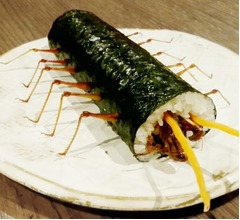 イナゴやカイコ巻いた「虫恵方巻き」現る