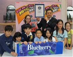 ロッテが世界一大きな板ガム、子供たちが伸ばして市販の約15倍に。