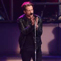 エレベーター閉じ込めで曲誕生、アデルからの会話がきっかけで。