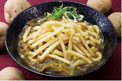 最強の「ポテカレーそば」現る、大ヒットのフライドポテトそばに進化版。