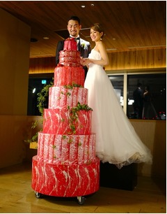 高さ1.8mの&ldquo;肉タワーカット&rdquo;ができる結婚式