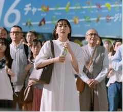 新垣結衣の「アサヒ十六茶」新CM、17年目の撮影本番はたった2回でOKに