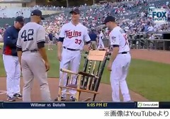 名投手に敵チームが粋な演出、&ldquo;折られたバット&rdquo;で制作の椅子贈る。