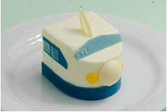 0系新幹線のかわいいスイーツ、先頭車両の形状をムースで再現。