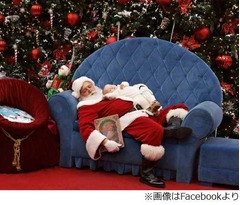 眠る&ldquo;サンタと赤ちゃん&rdquo;絶賛、サンタの機転で生まれた1枚が話題に。