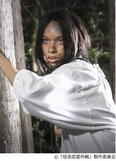 女王蜂アヴちゃん俳優デビュー、割烹着姿の&ldquo;村人&rdquo;役でドラマに爪痕。