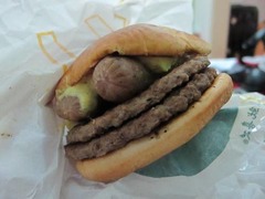 ドイツ式&ldquo;肉尽くし&rdquo;バーガー、中国マックに具が肉のみの新メニュー。