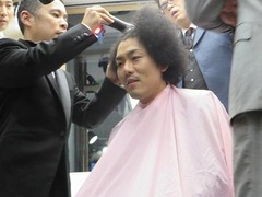 トータル藤田がアフロに別れ、10年続けた髪型から坊主頭にチェンジ。