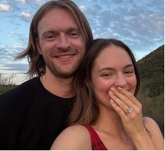 グラミー賞10回受賞&ldquo;ビリー・アイリッシュの兄&rdquo;が婚約、出会いはマッチングアプリ