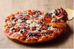 シェーキーズが60周年記念ピザ、発祥の地・米国の伝統的な味をアレンジ。