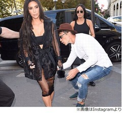 キム・カーダシアン危機一髪、お尻狙われる