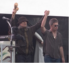 オアシス公演中にファンが転落死、警察「携帯電話で動画を撮影していた可能性高い」