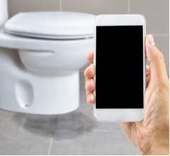 革製ケース使用のスマホ、便座の17倍&ldquo;不潔&rdquo;