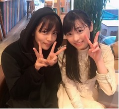 &ldquo;まいんちゃん&rdquo;福原遥が川口春奈とピース