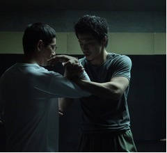 小栗旬の筋肉美にファン悶絶