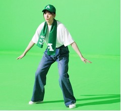 野球帽＆マフラータオル姿の&ldquo;レア新垣結衣&rdquo;、腰ふりふり準備運動後に盗塁の動き披露