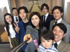 松嶋菜々子が人生初のセルカ棒、ドラマ共演者と豪華レアショット。