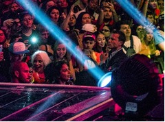 ガガ興奮 BABYMETALにノリノリ、前座の最前列でヘッドバンギング。