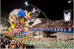 サンバカーニバルに巨大ねぷた、地元ブラジルの観客から大きな歓声。