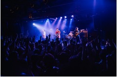 KANA-BOONが初の海外単独公演、観客から寄せ書き贈られるサプライズも。