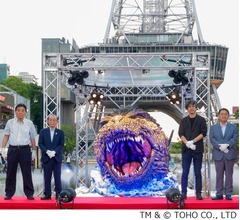 名古屋のテレビ塔に&ldquo;ゴジラ襲来&rdquo;、「ゴジラ-1.0」山崎貴監督が除幕式で挨拶