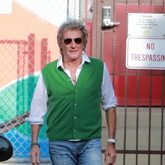 ファンがR・スチュワート提訴、LIVEで蹴ったサッカーボール当たり骨折。