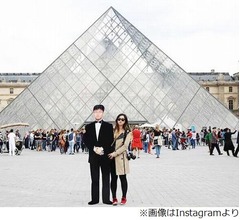 亡父の写真パネルと旅する女性、人生に疲れ果て思い切った行動に。