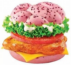 かわいいピンクの斬新バーガー、バラの風味がする海外ケンタの新作。