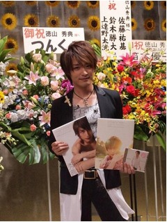 徳山秀典が全25曲を熱唱、8キロ減量した&ldquo;肉体美&rdquo;写真集も発売へ。