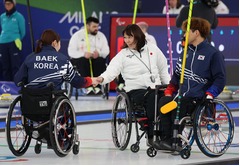 あいさつする小川