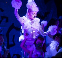 ローラがセクシーなプードルに、初のファンクラブイベントでダンス。