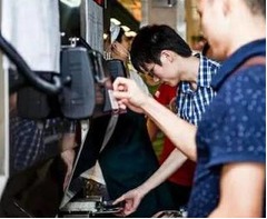 【写真】中国に全自動ご飯盛り機登場、人の手で盛るよりも速くて正確。