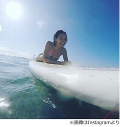 相武紗季が水着姿でサーフィン、弾ける笑顔見せ「楽しかった〜」。