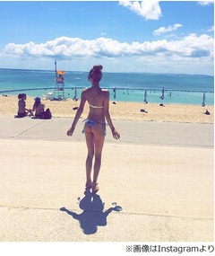 道端アンジェリカの美尻に反響、Tバックビキニ姿に「お尻やばーー！」。