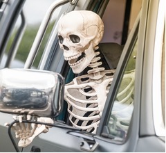 &ldquo;助手席にガイコツ&rdquo;運転手に罰金