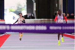 ゴールに向かう佐藤