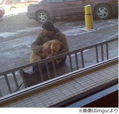 &ldquo;犬を温める男性&rdquo;写真に称賛、極寒の屋外で震える姿見て咄嗟の行動。