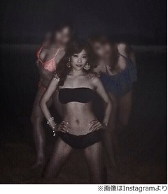 &ldquo;やばい&rdquo;セクシー重盛さと美、チャーリーズ・エンジェル気取り？