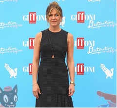 ジェニファー・アニストンが共演者の骨折る