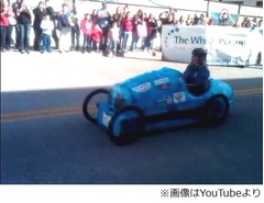 &ldquo;ケーキの車&rdquo;時速45kmで快走、車体の骨組みは専門家製作の本格派。