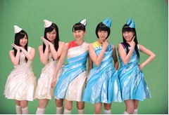 ももクロが異例の&ldquo;新ツアー&rdquo;、ステージはアイス「爽」のフタの上。