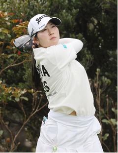 藤本のティーショット　女子ゴルフ