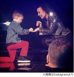 米人気歌手に5歳がプロポーズ、数千人前に「僕と結婚してくれる？」。